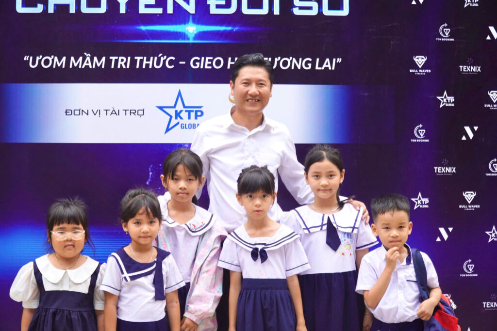 THƯ VIỆN CHUYỂN ĐỔI SỐ TẠI: TỪ LỚP HỌC ĐẾN KHÔNG GIAN SỐ HÓA ĐẦU TIÊN 2025 3 s2